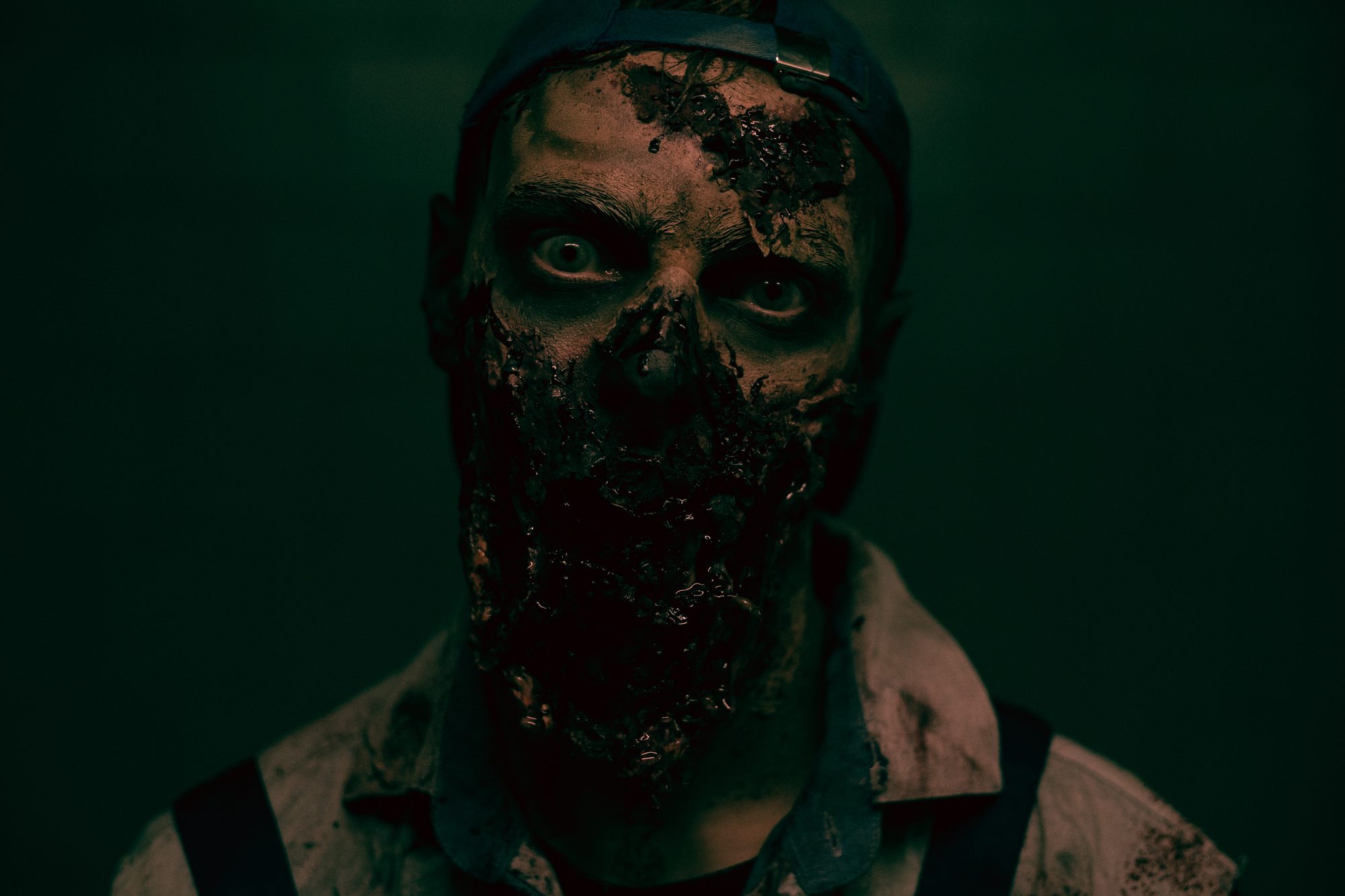 DarkZone Horror — Zombie-Maske im Halbdunkel